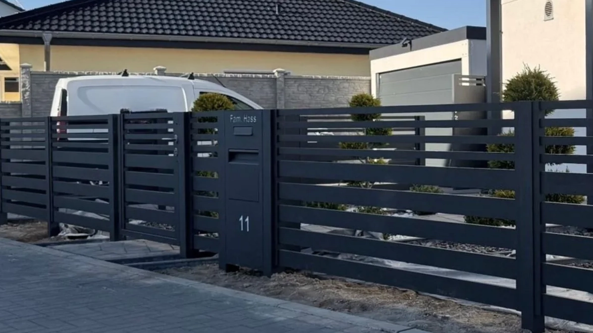 Moderne Aluminiumzaunanlage mit Schiebetor und Pforte
