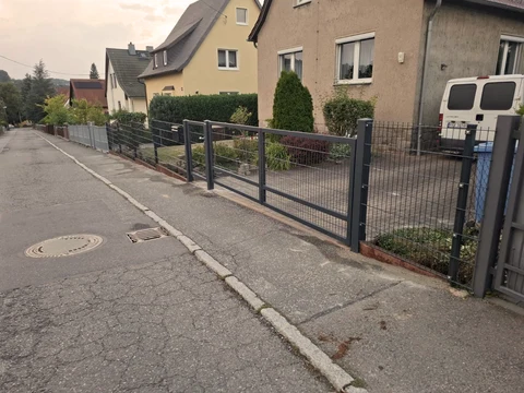 Doppelstabmattenzaun mit passendem Einfahrtstor