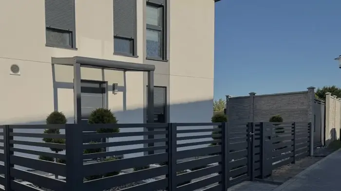 Modernes Aluminiumtor mit passender Pforte