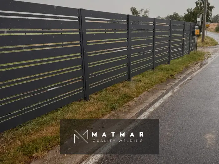 Aluminiumzaun mit wechselnden Profilbreiten