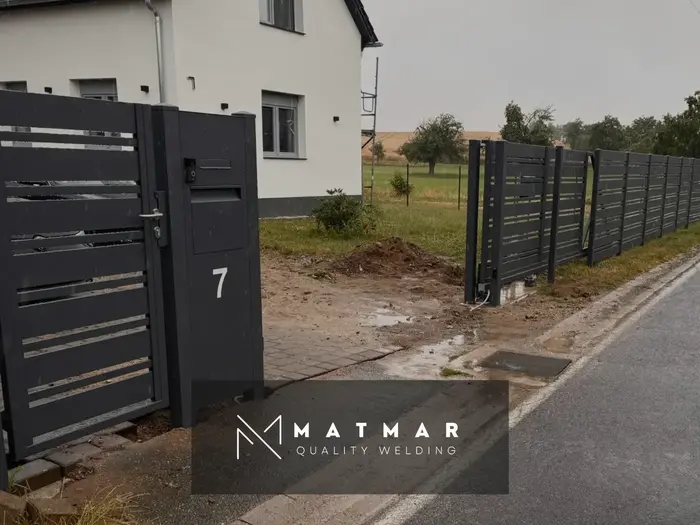 Aluminiumpforte mit Hausnummer am Eingang
