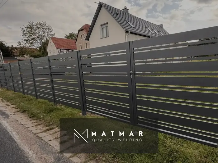 Aluminiumzaun in Anthrazit mit moderner Linienführung