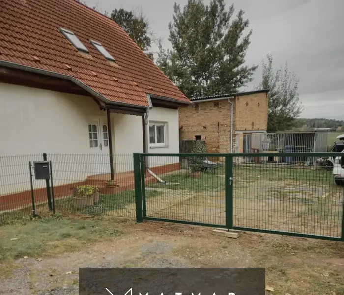 Doppelstabmattenzaun an einem gepflegten Grundstück