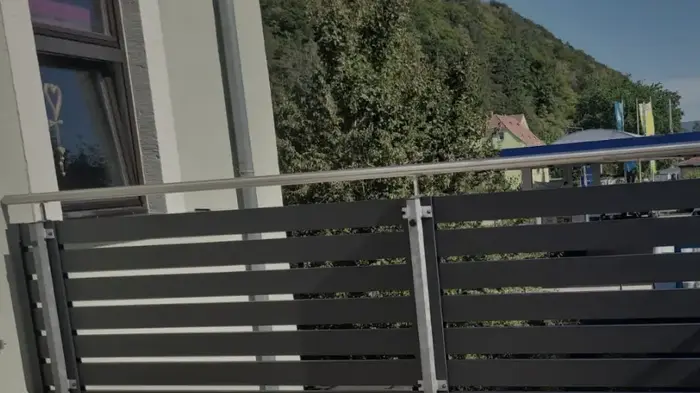 Metallgeländer an einem Balkon und einer Außentreppe