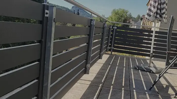 Dunkles Balkongeländer mit senkrechten Stäben