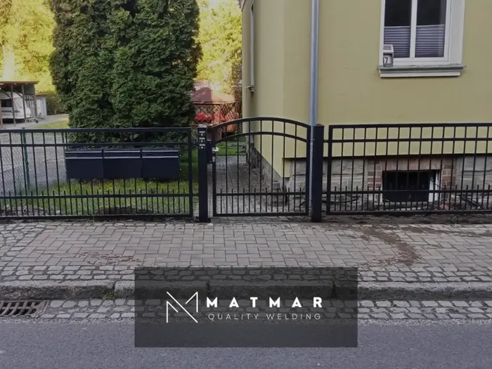 Klassisches Schmiedetor mit gebogenem Abschluss