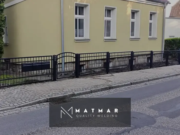 Klassische Toranlage vor einem Wohnhaus