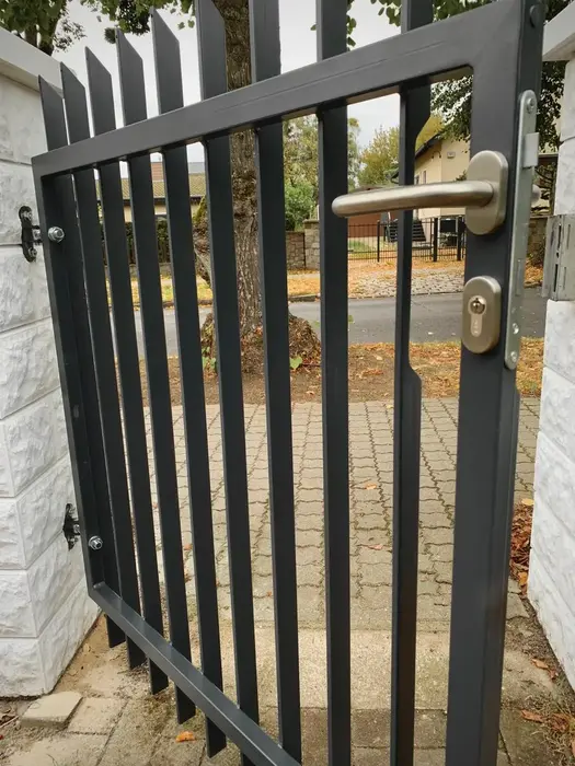 Moderner Stahlzaun mit senkrechten Profilen an einem Wohnhaus