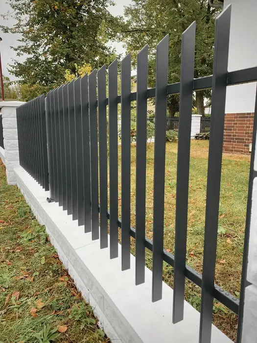 Detail eines pulverbeschichteten Stahlzauns
