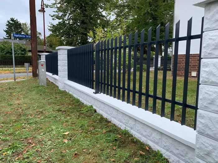 Moderne Stahlzaunanlage mit breiter Einfahrt