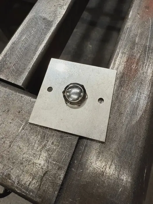 In einen Metallpfosten integrierte Zaunklingel