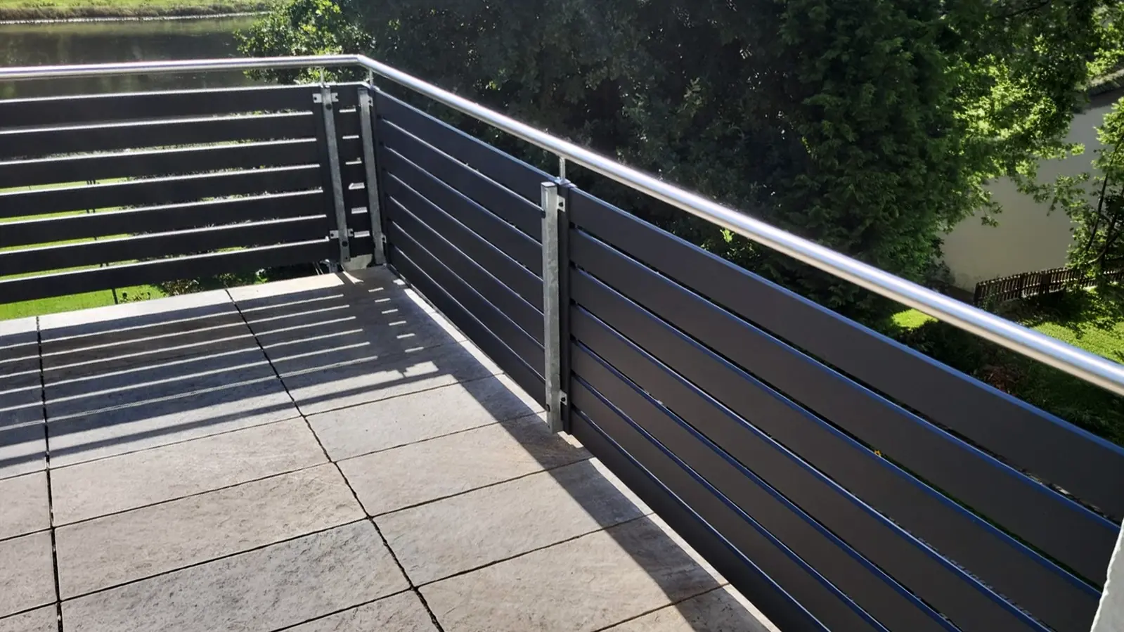Modernes Metallgeländer an einem Balkon
