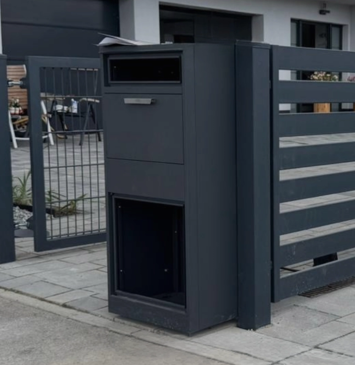 In eine Pforte integrierte Paketbox mit Briefkasten