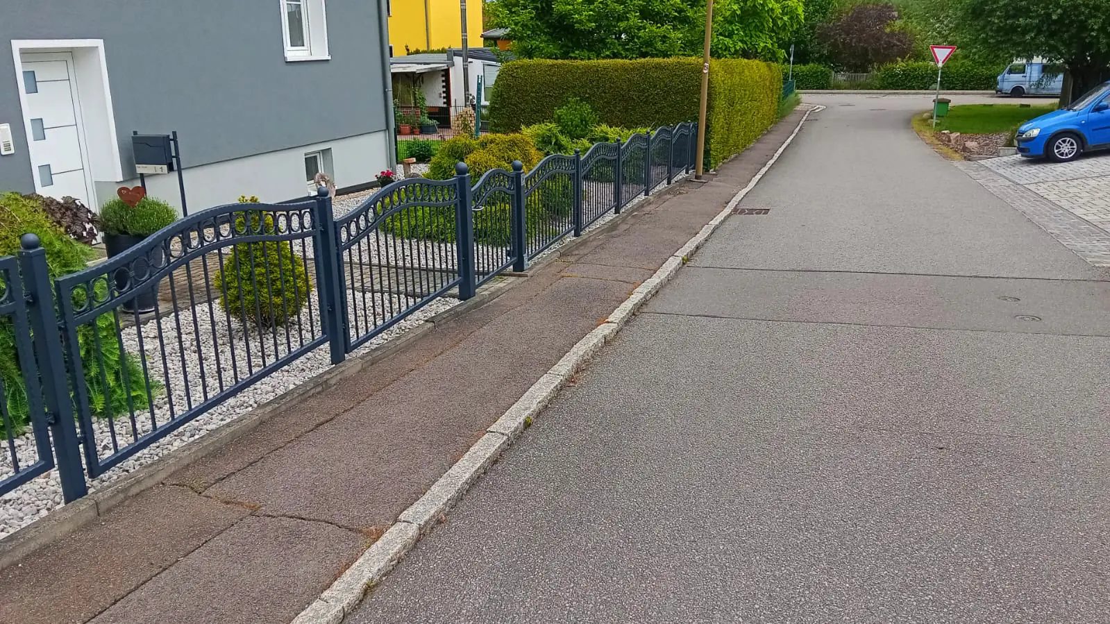 Klassischer Schmiedezaun mit dekorativen Bögen