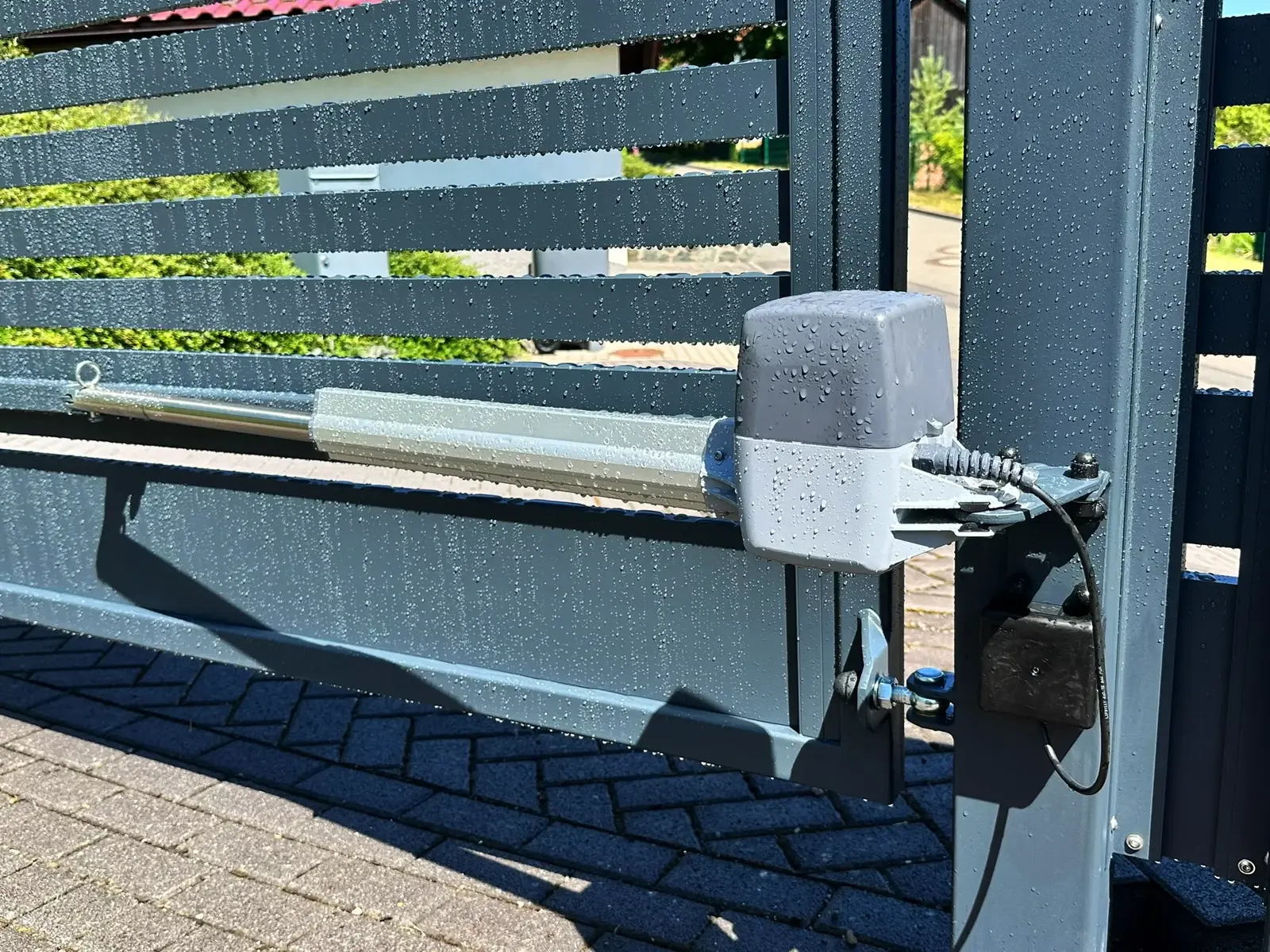Torantrieb an einem modernen Schiebetor