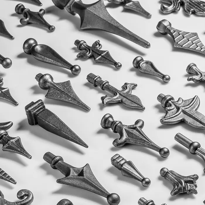 Dekorative Elemente und Spitzen für Metallzäune