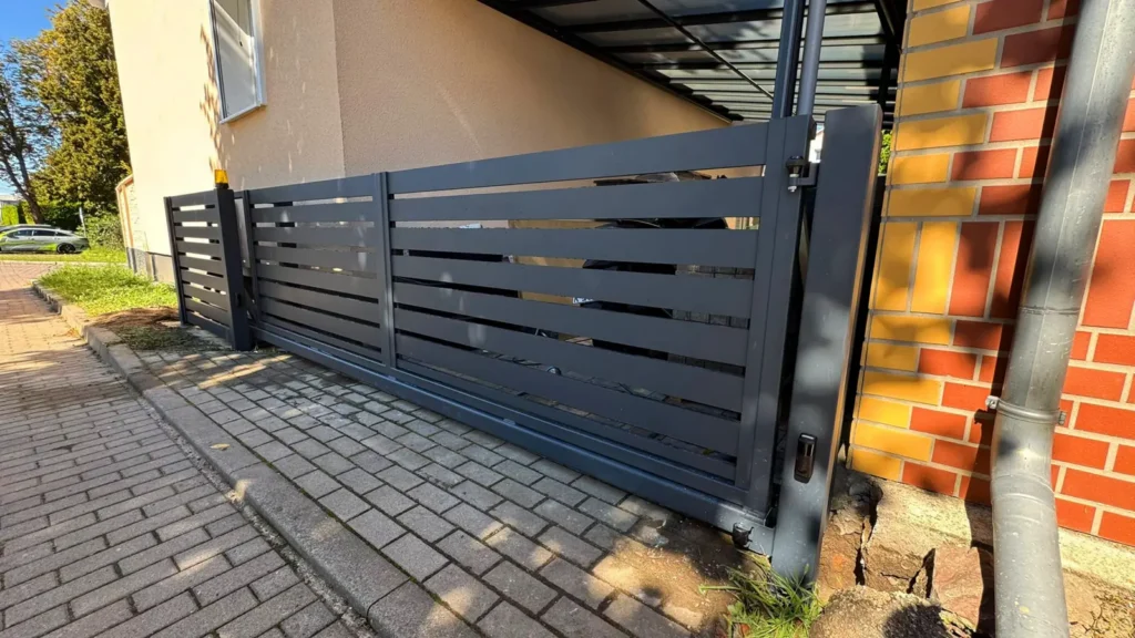 Moderne Einfahrt mit Toranlage
