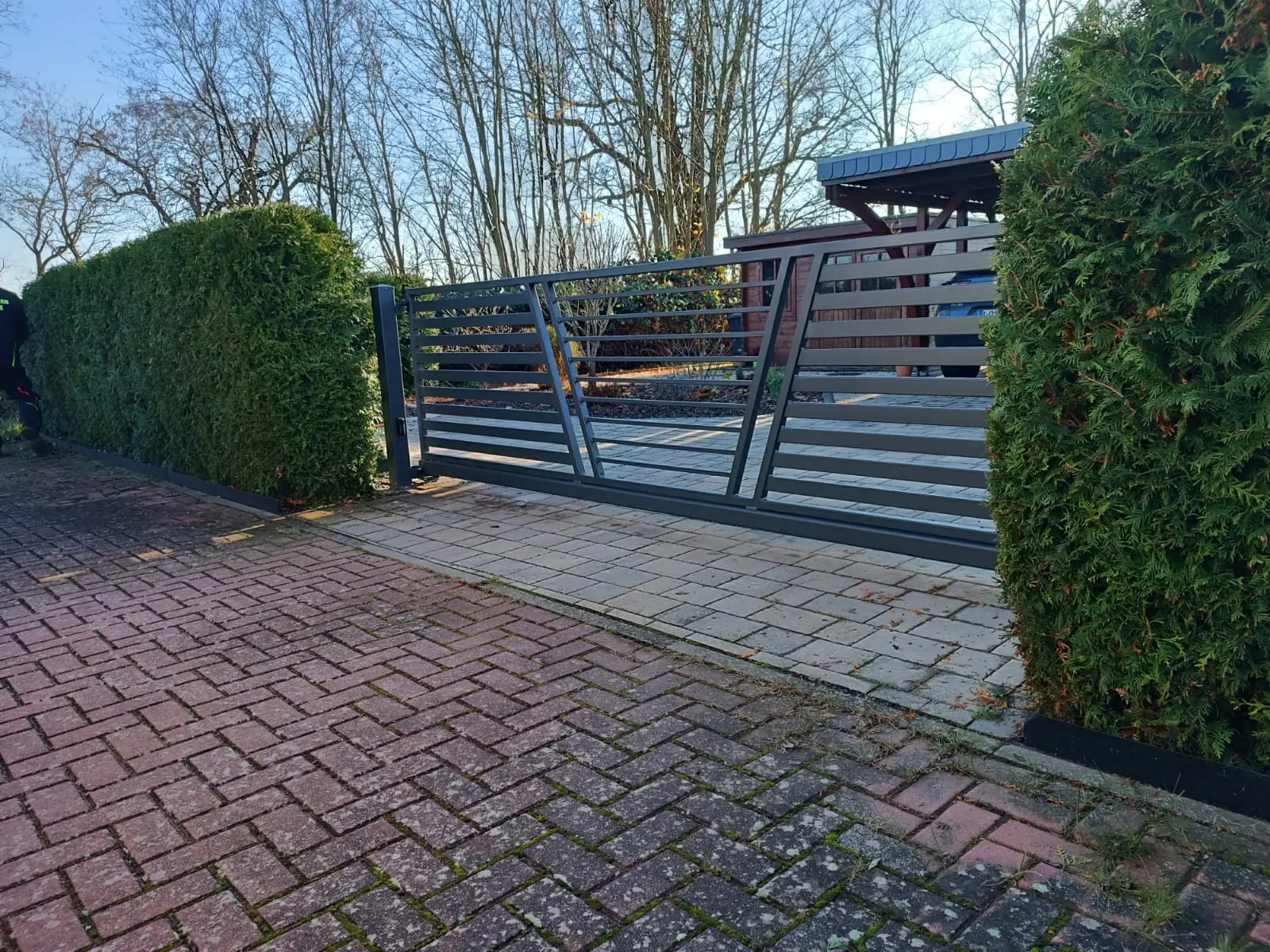 Doppelflügeltor als Teil einer Zaunanlage